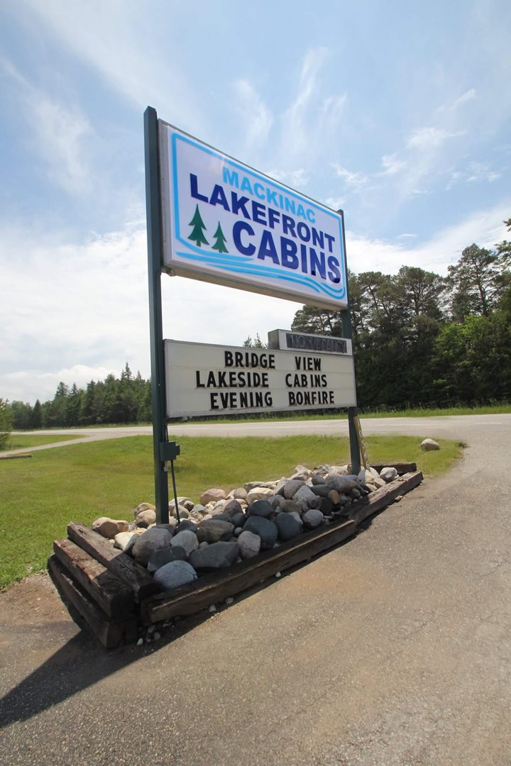 Photo of the roadside sign at Mackinac Lakefront Cabin Rentals in Mackinaw City, MI. © 2013 Frank Rogala.